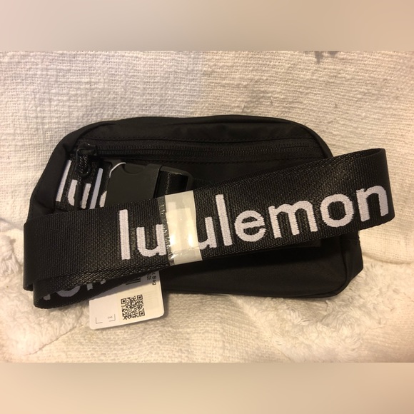 Lululemon Everywhere belt bag - Picture 5 of 7